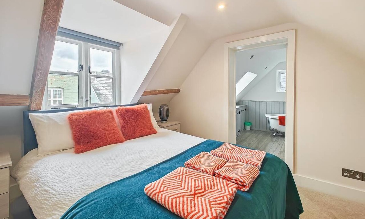 New Forest District Cottage | 4 Bed in Lymington (oc-c41423)