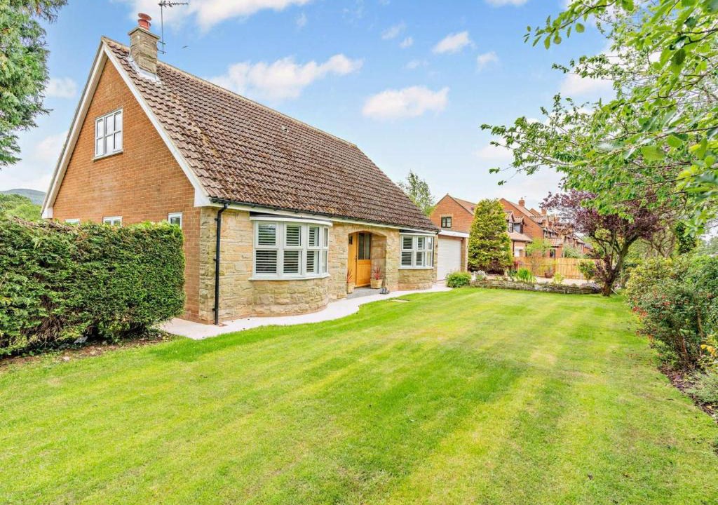 Great Broughton House | 4 Bed in Middlesbrough oc-96213