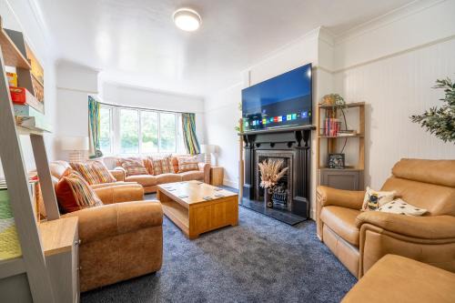 Sutton Coldfield House | 4-Bed Sutton Home, Games Room & Parking, Sleeps 8