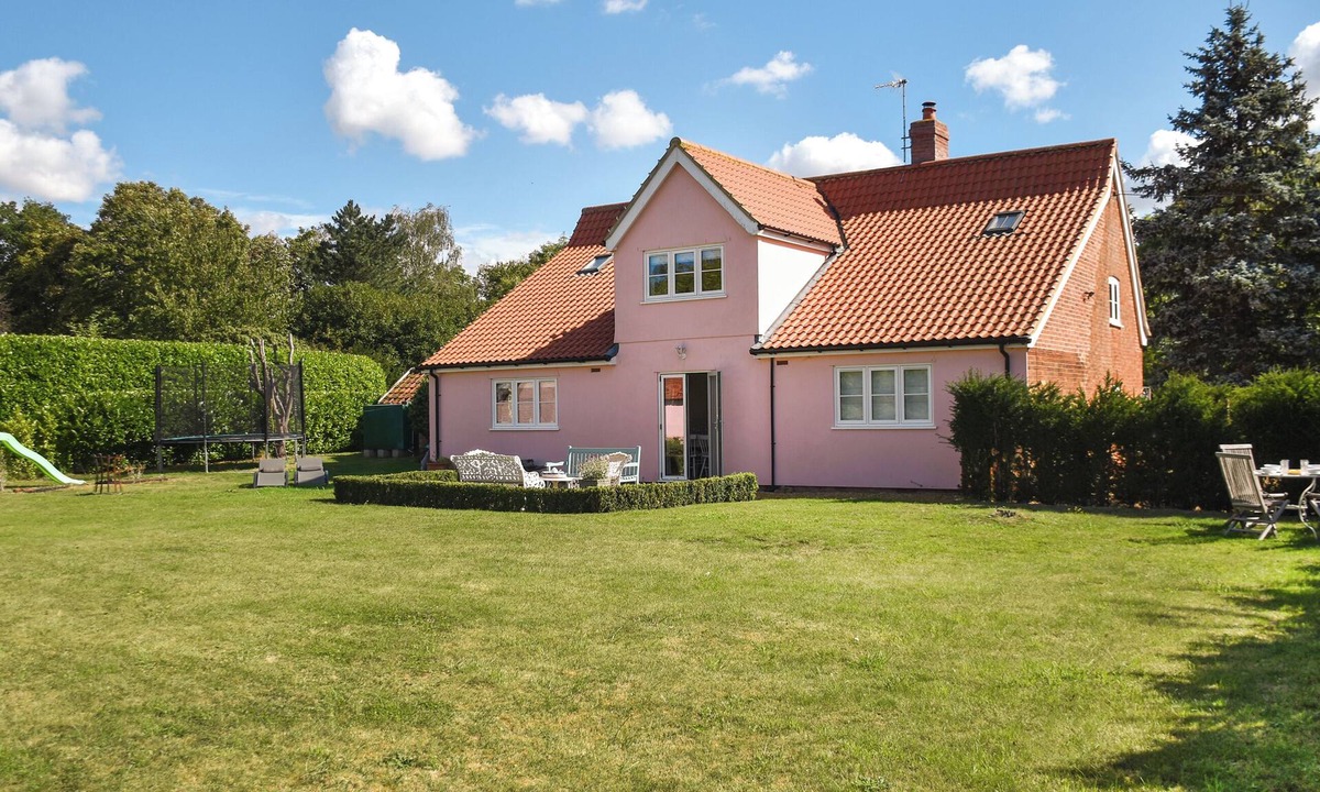 Diss Cottage | 4 bedroom accommodation in Redgrave
