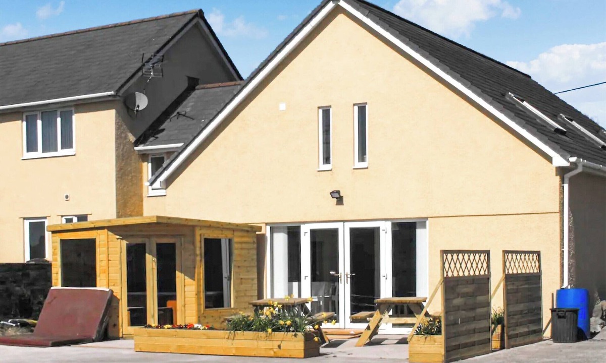 Bridgend Cottage | 4 bedroom accommodation in Black Mill, near Bridgend