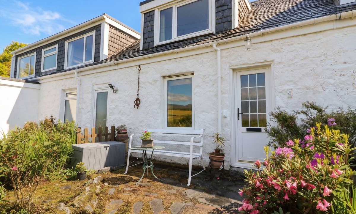 Kentallen Cottage | 4 WHITEROW, romantic, with a garden in Ballachulish