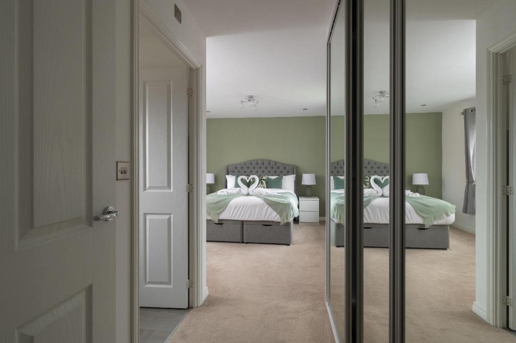 Bletchley Apartment | 5 bed detached Contractors Parking Long Stays