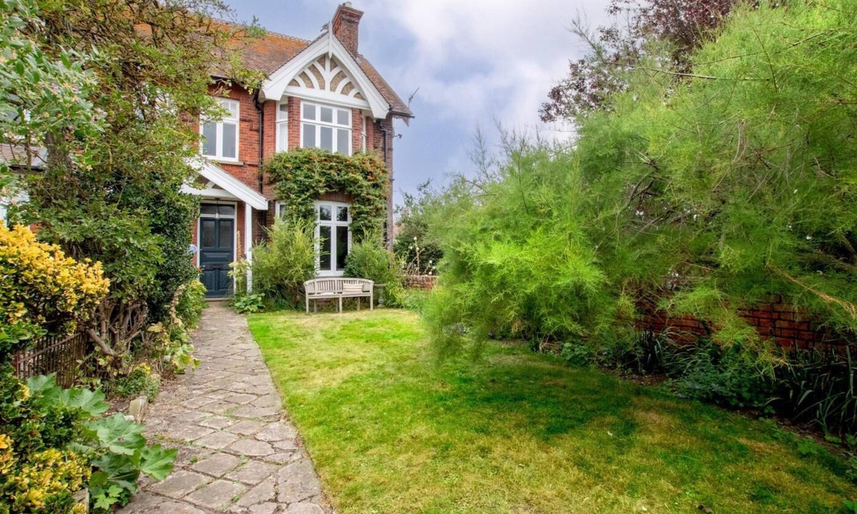 Walberswick Cottage | 5 Bed in Walberswick (oc-tww)