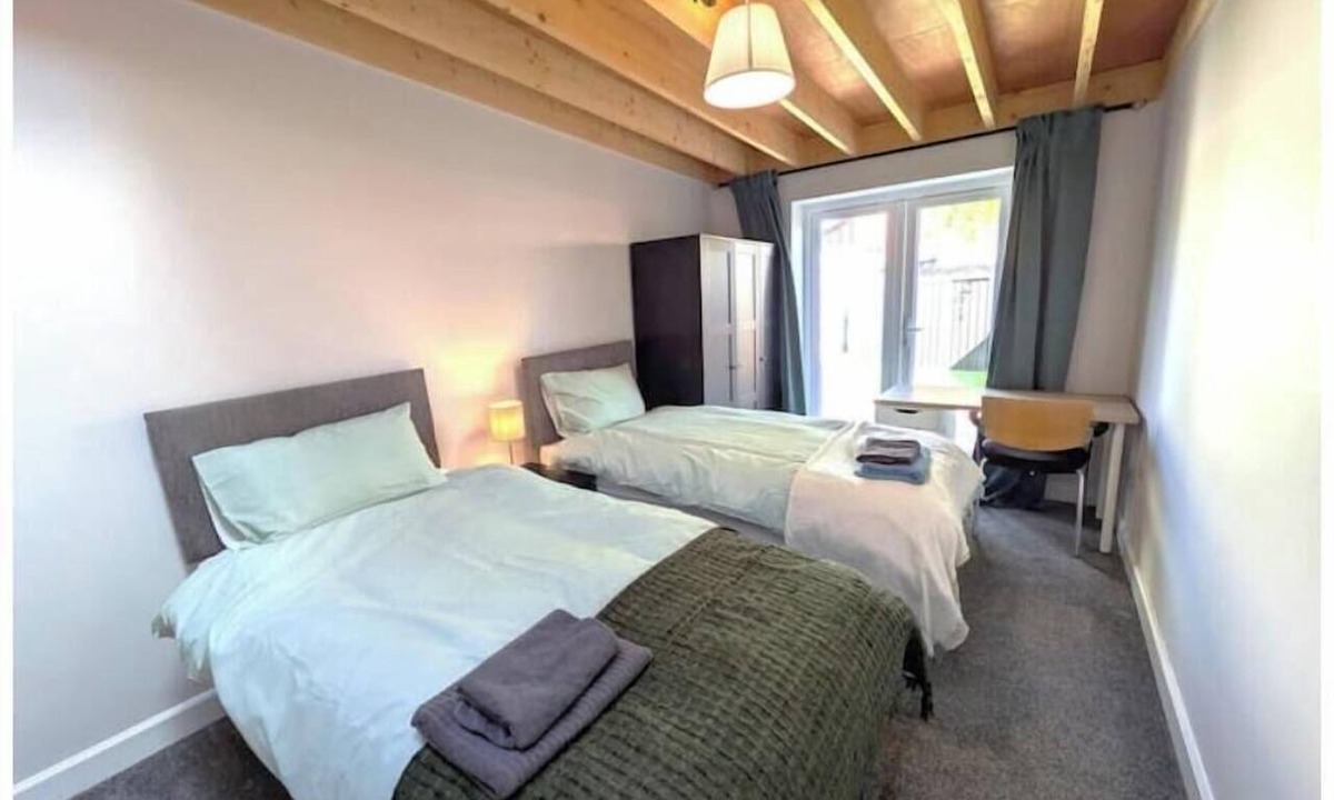 Northampton House | 5-Bed Spacious Home | Parking, Garden & Fast WiFi | 10 Sleeps