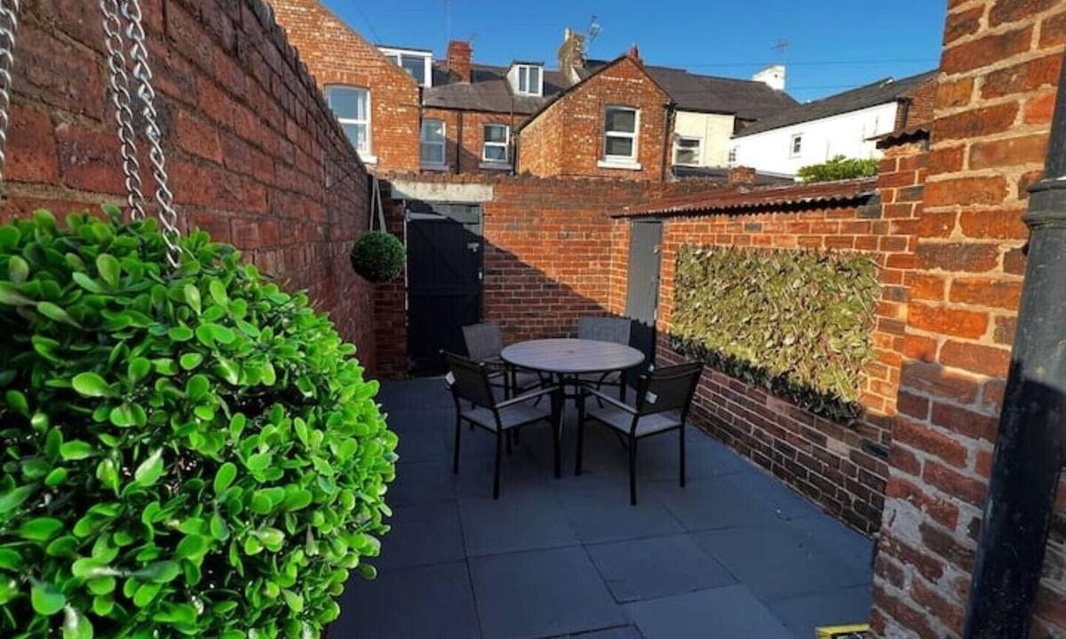 Blacon House | 5 Minute Walk From Chester City Centre. Spacious House Sleeps up to 7