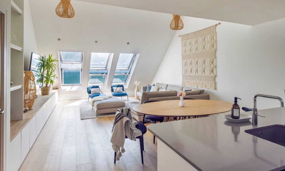 Cawsand Apartment | 5 The Bay - Beach Front Apartment for 8 in Cawsand