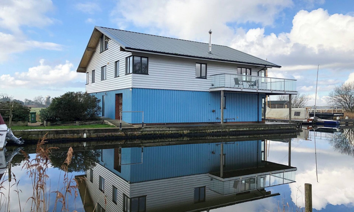 Irstead Cottage | 6 bedroom accommodation in Martham