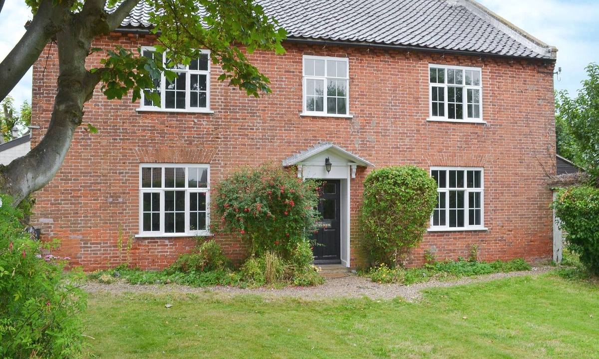 Bacton Cottage | 6 bedroom accommodation in Bacton-on-Sea, Norwich