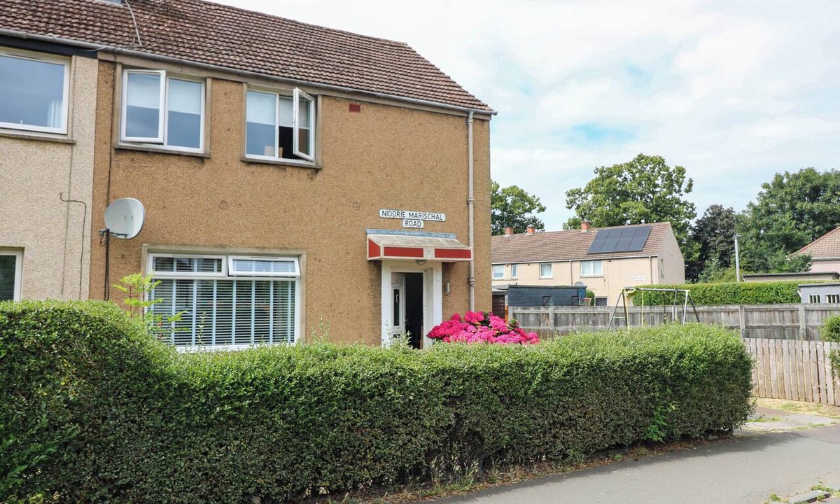 Niddrie House | 6 NIDDRIE MARISCHAL ROAD, pet friendly, with a garden in Edinburgh