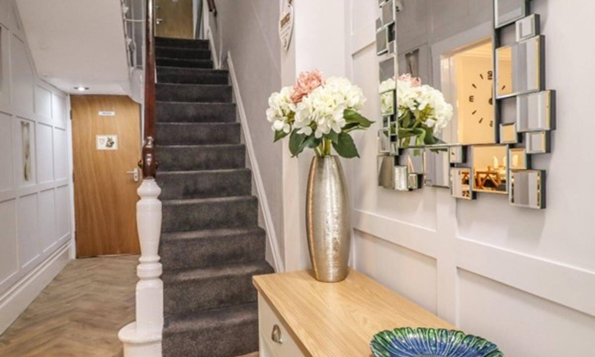 South Shore House | 7-bed Beachside Retreat - Sleeps 14 & Pet Friendly
