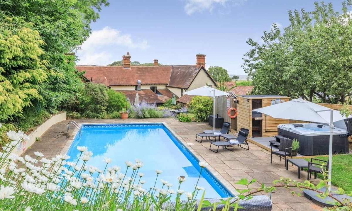 Nether Stowey Cottage | 8 Bed in Nether Stowey (oc-c30194)