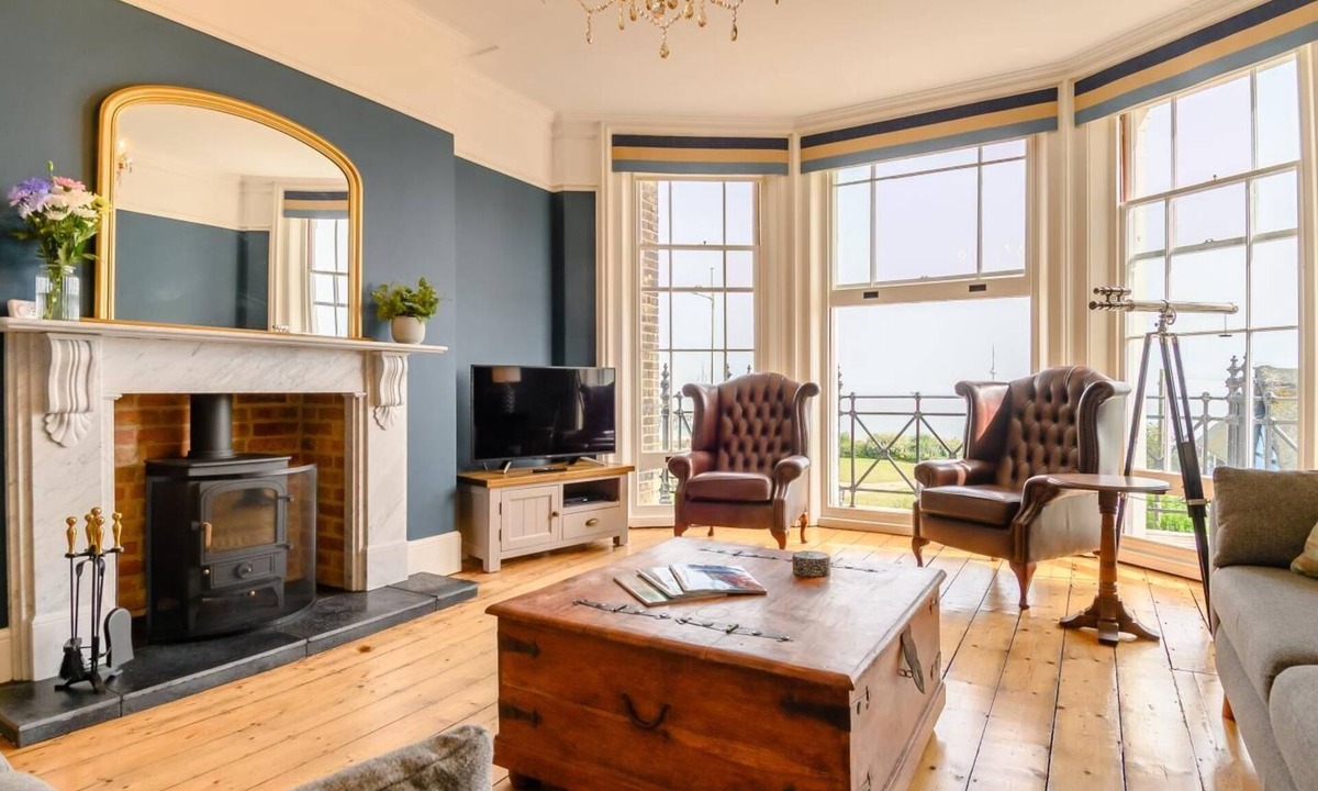 Lowestoft Cottage | 9 Bed in Lowestoft (oc-k27940)