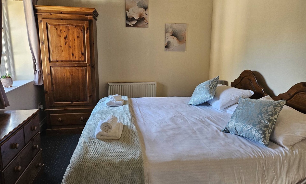 Dickleburgh Bed & Breakfast | a cozy, spacious,accessible room at historic pub