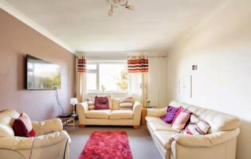 Ascot Apartment | A Home from Home -2 Bed Flat & Free Driveway Parking
