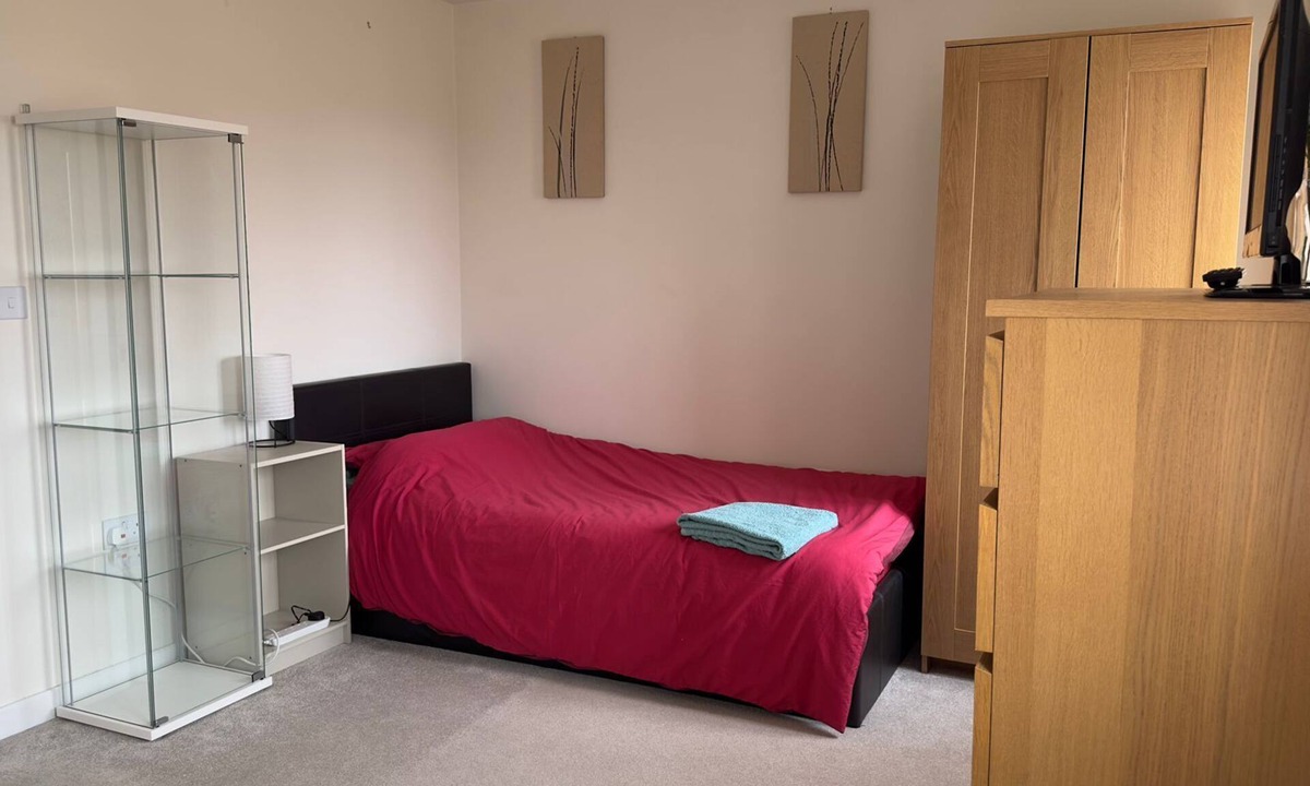 Milton Keynes House | A light spacious room,with sofa and single bed. Private bathroom with shower.