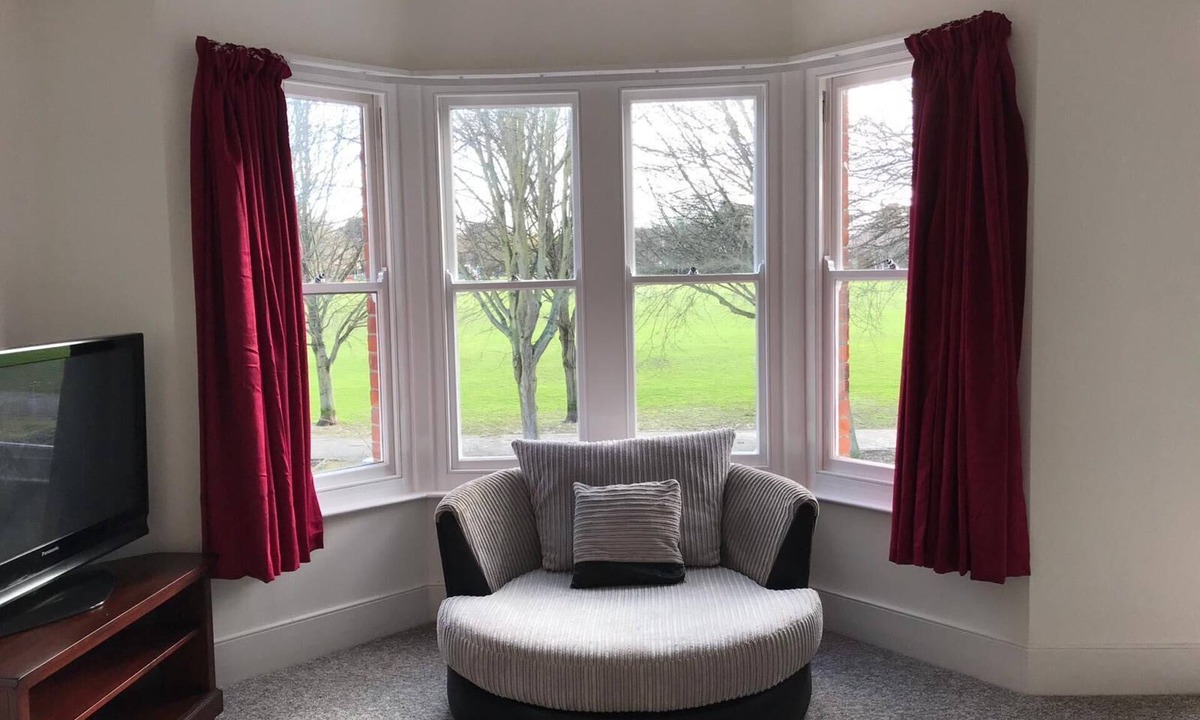 Worthing Apartment | A spacious two bedroom flat close to Worthing town, beach and train station