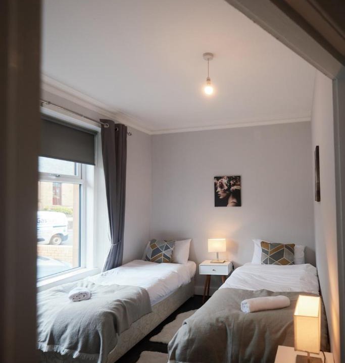 Larkhall House | A stunning And Slick Escape