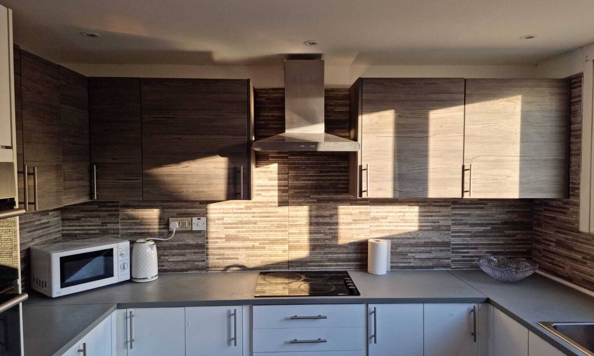 Basildon House | Admirable 5 Bedroom House with Parking