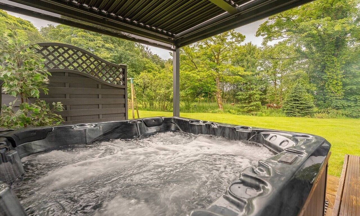 Higher Walton Apartment | Alpaca Fold Retreat, Hot Tub & Alpaca Walks