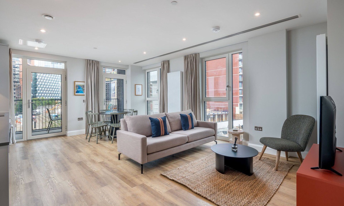 Nine Elms Apartment | ALTIDO 3-bed flat w/terrace in Nine Elms