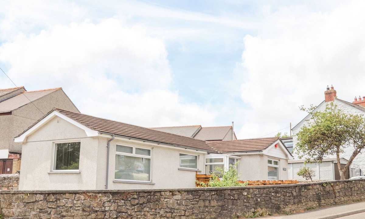 Lanner Cottage | APPLE TREE BUNGALOW, pet friendly, with a garden in Lanner