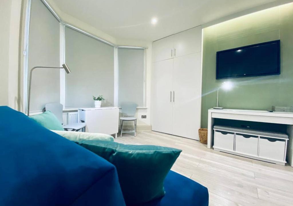 Hove Apartment | Apt 06 Stylish Studio steps from Beach, Cafe's & Bar's