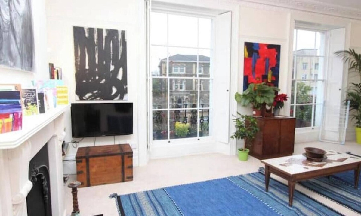 Clifton Apartment | Arty Clifton Apartment Full of Character in Prime Bristol Location