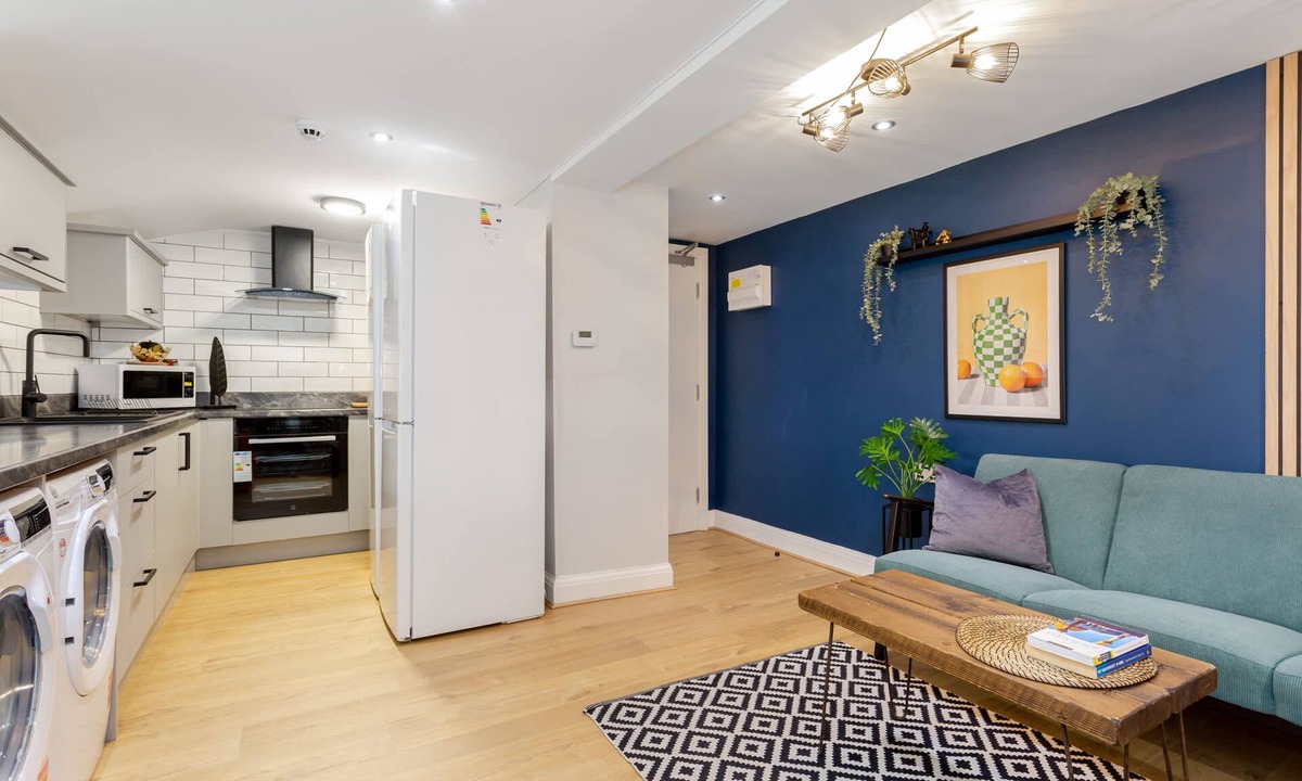 Ashton-under-Lyne House | Ashton Luxury Getaway Sleeps 14 With 2 Free Parking Space