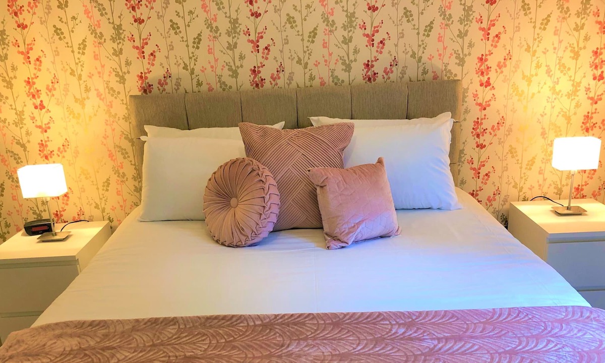 Bonnington Apartment | Attractive central apartment with wifi and parking.