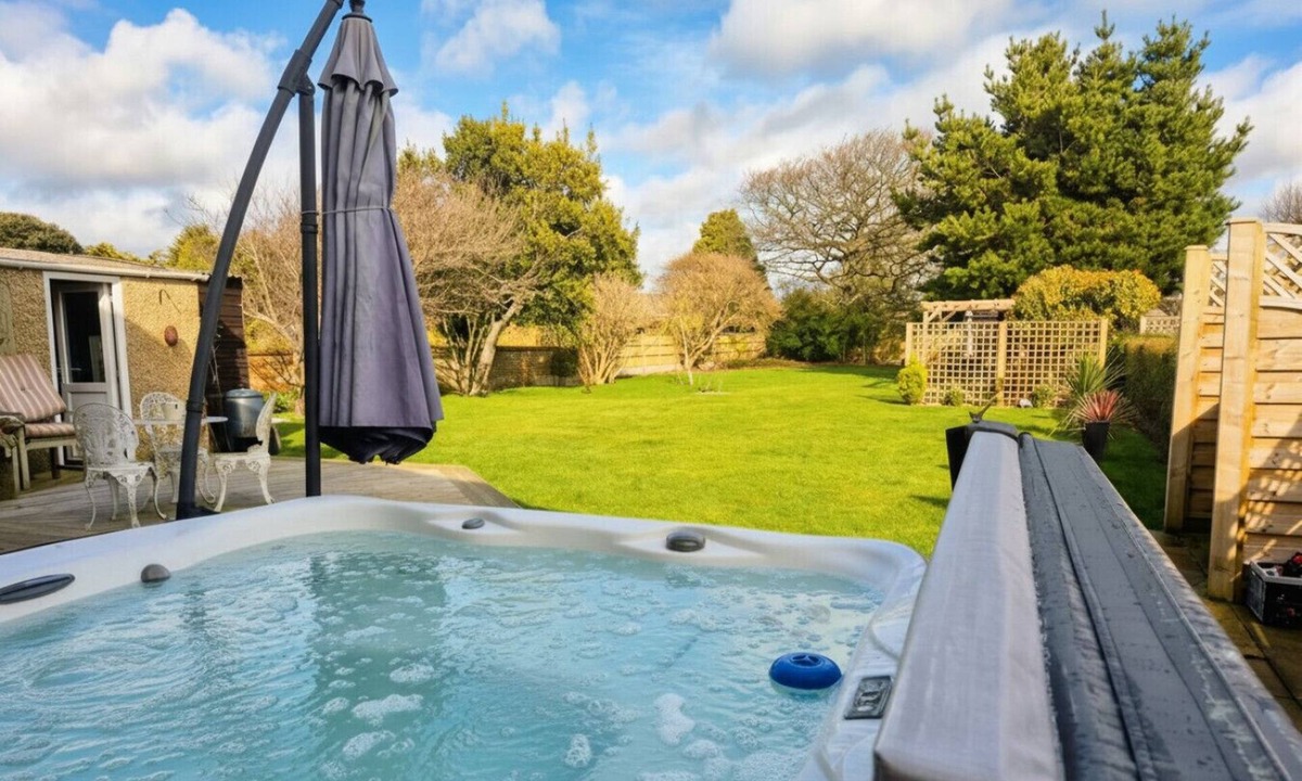 Hill Head House | Beach opposite, panoramic sea views and a garden bar to enjoy
