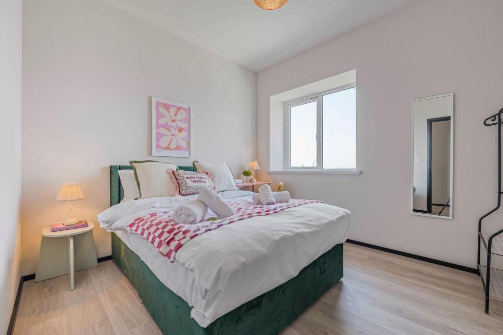 Barry Apartment | Beachfront 2-Bed Apartment on Barry Island