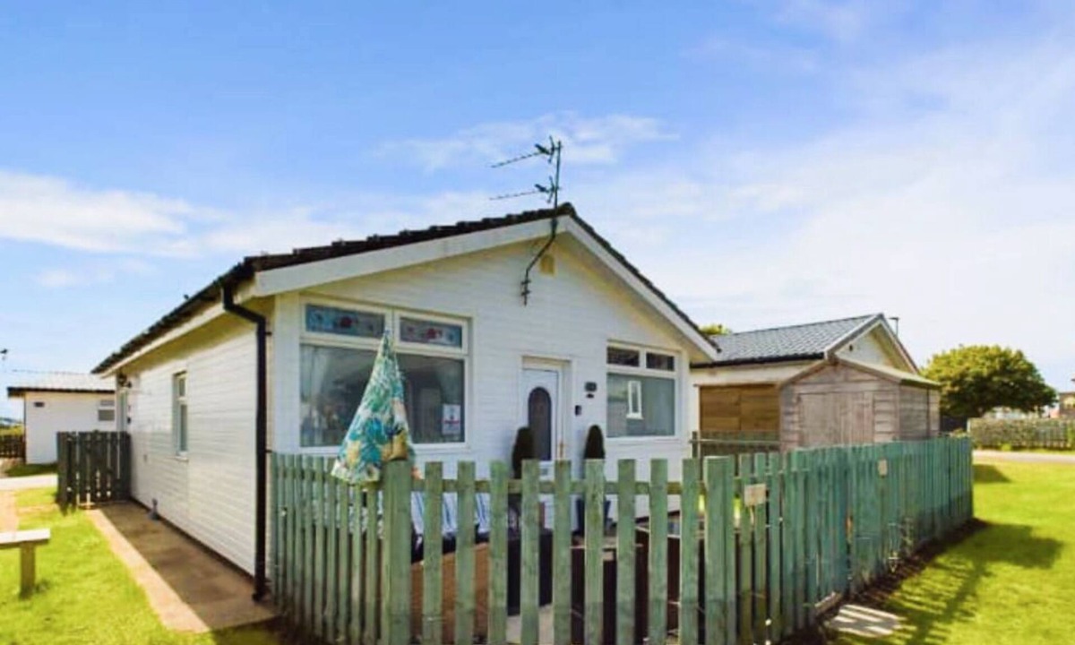 Bridlington Ski Chalet | Beachfront Chalet – Detached, Sleeps 6, Pet-Friendly, Heating Included, Wifi