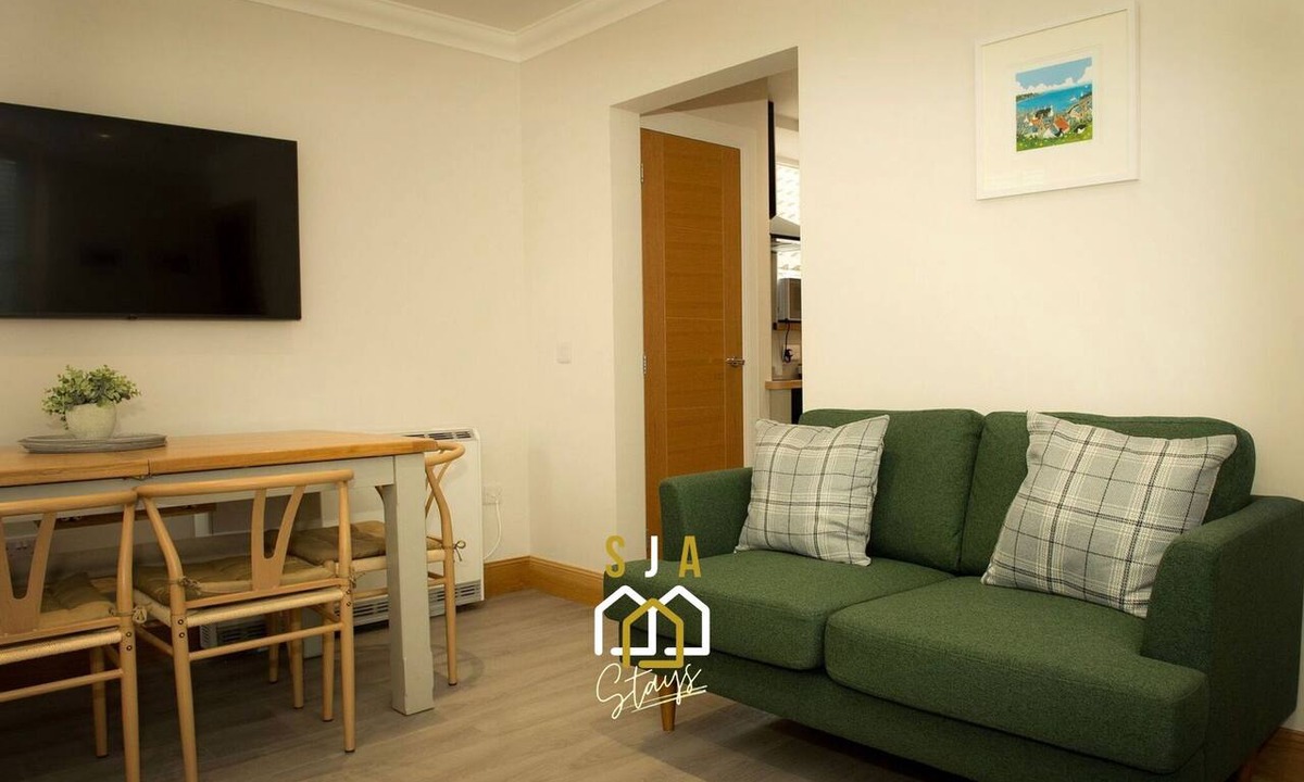 Cullen House | Beachside Cottage - SJA Stays - Modern 3 Bedroom