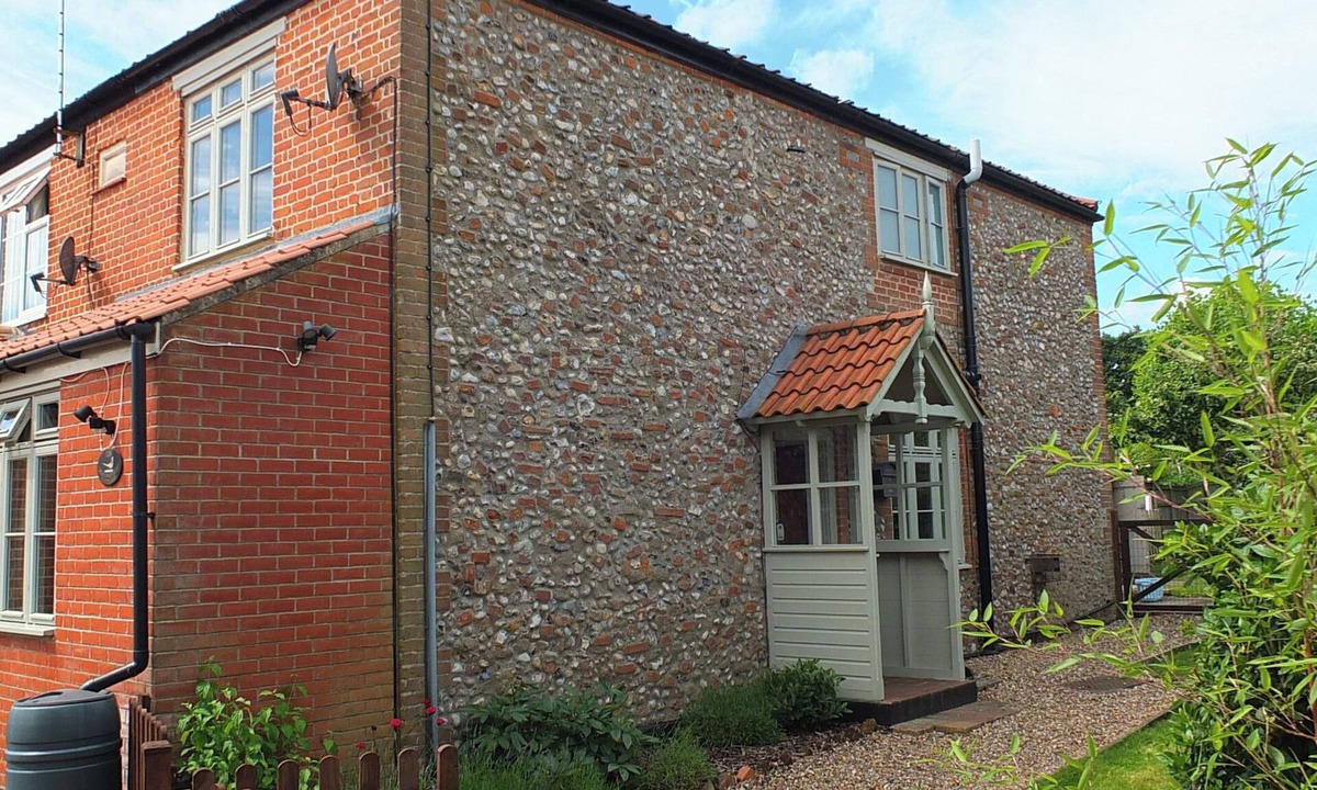 Briston Cottage | BEACONSFIELD COTTAGE, pet friendly, with a garden in Briston