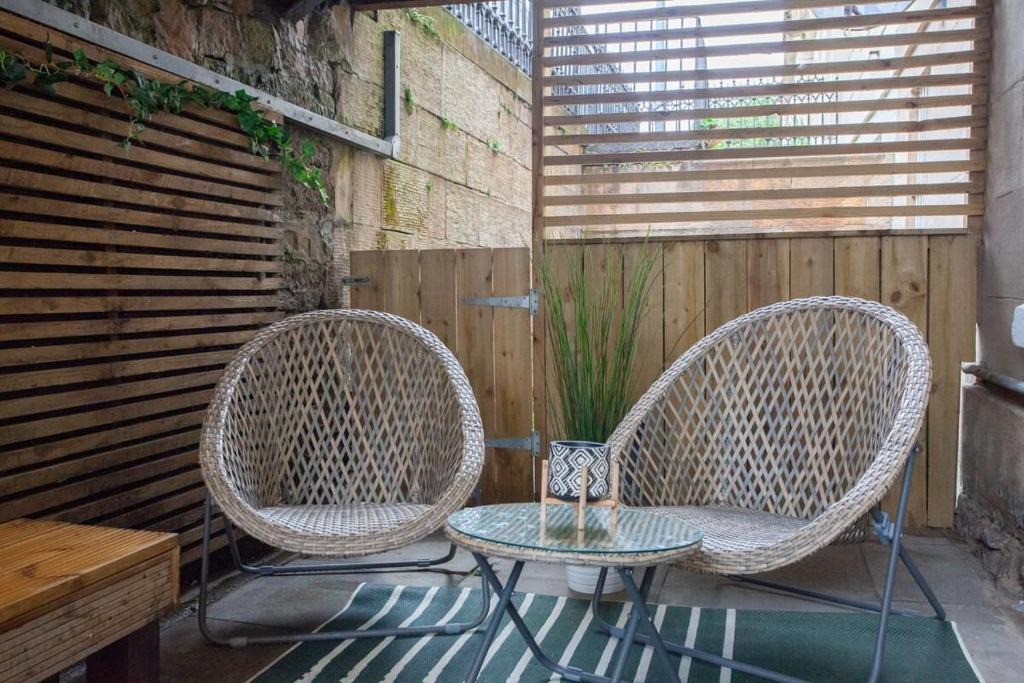 Kelvinbridge Apartment | Beautiful 2 Bed Flat with a Private Terrace