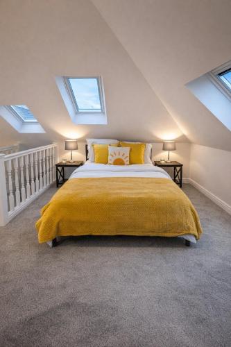 Bramcote Apartment | Beautiful cosy attic studio flat king size bed in central Beeston in Nottingham