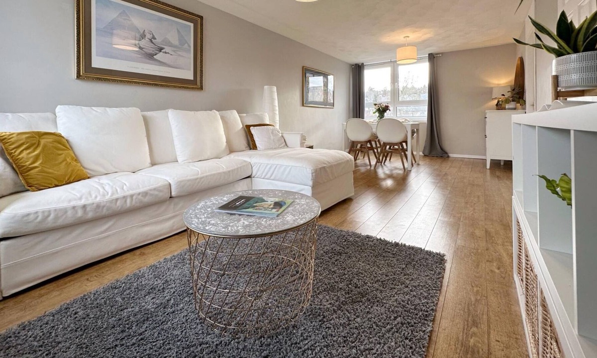 Linlithgow Apartment | Beautiful & Elegant 2BD Scandi Style Duplex