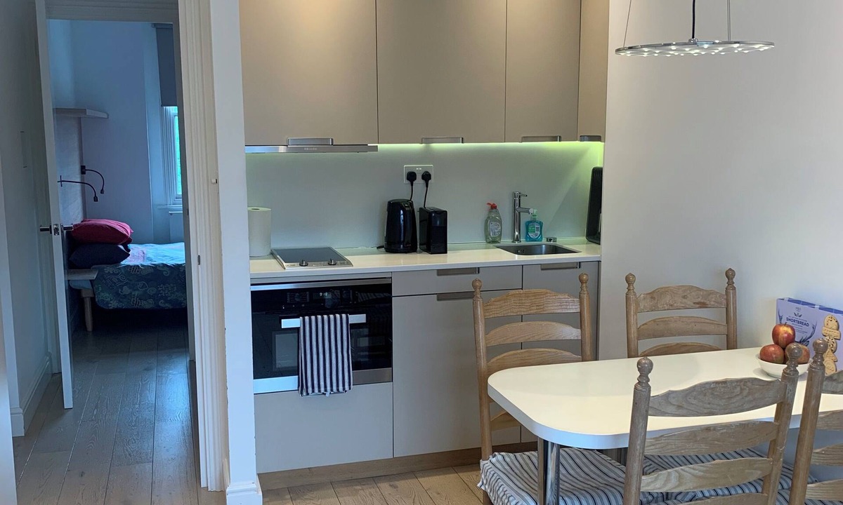 Holland Park Apartment | Beautiful flat on charming, quiet street, central Kensington/Notting Hill