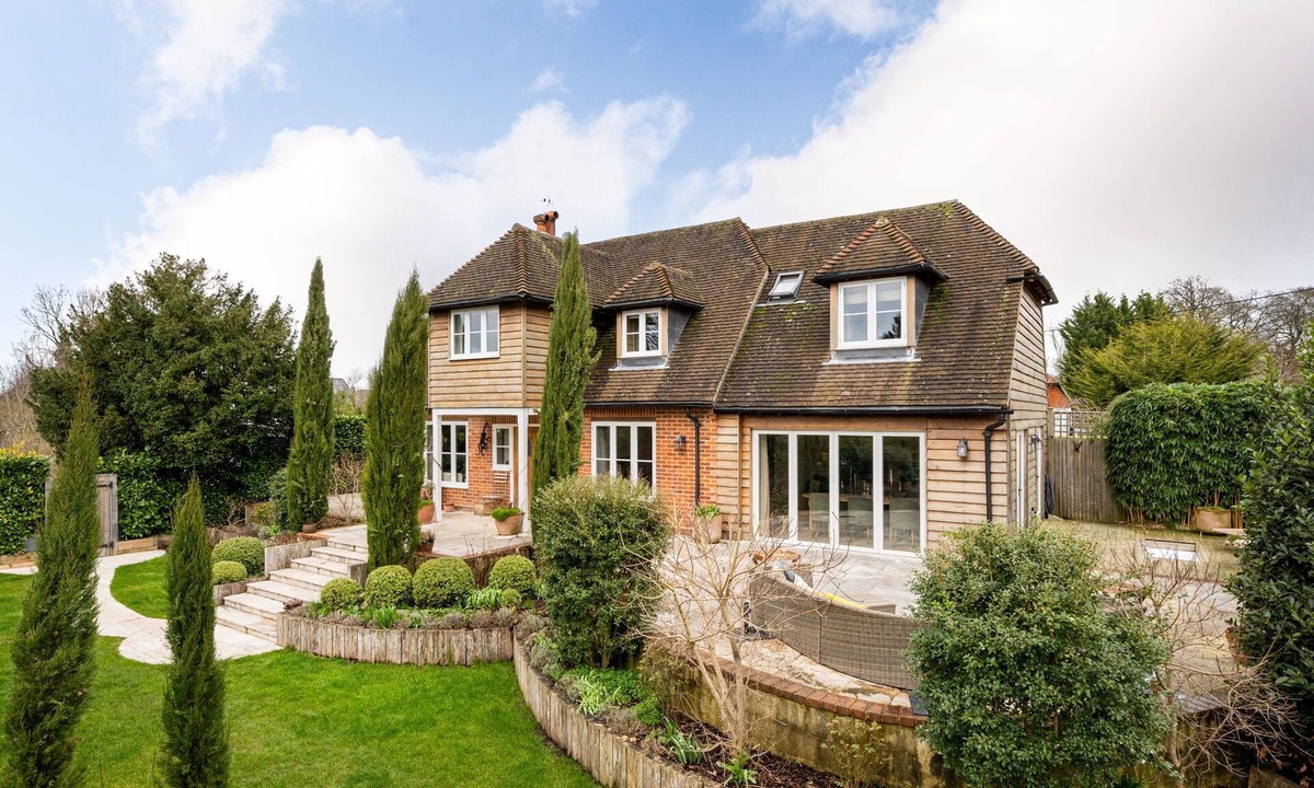 Lychpit House | Beautiful Village Country House, in Historic Old Basing with secluded garden