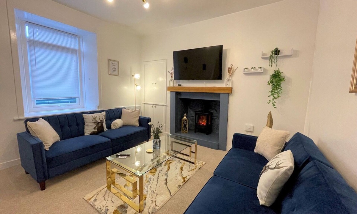 Dumfries House | Beautifully Presented, Cosy Town Centre Cottage - Pass the Keys