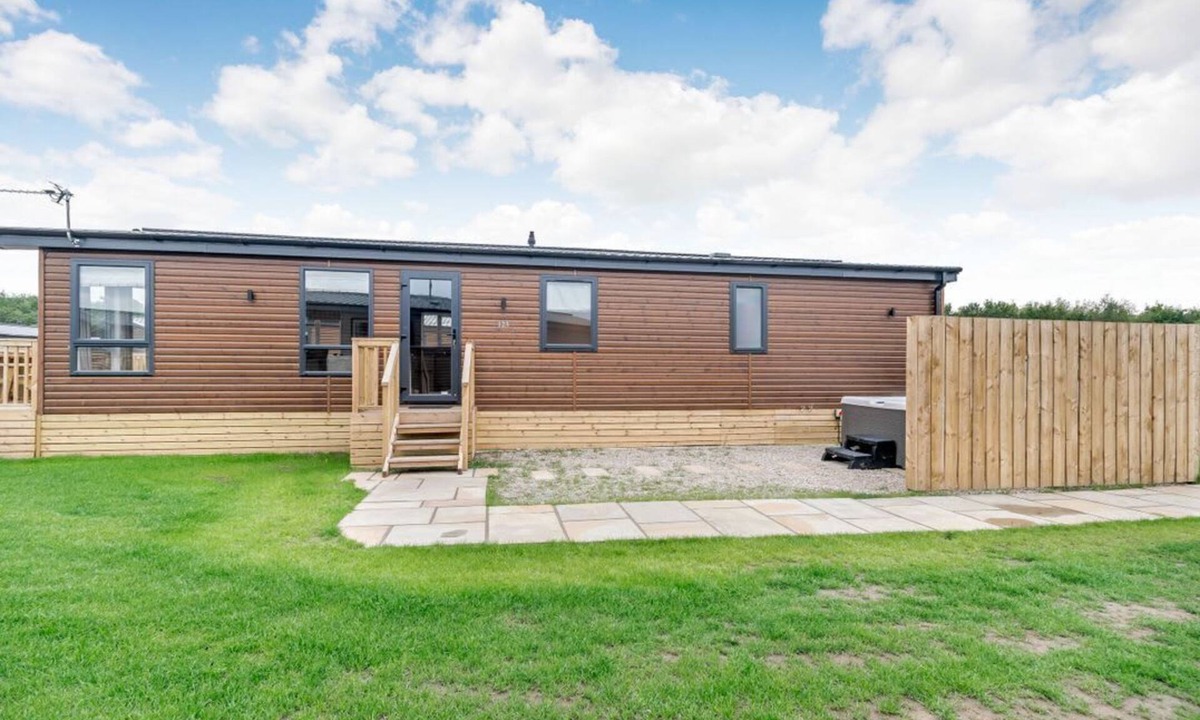 Carlton Miniott Cabin | Beech Waterside Spa (Pet), Thirsk