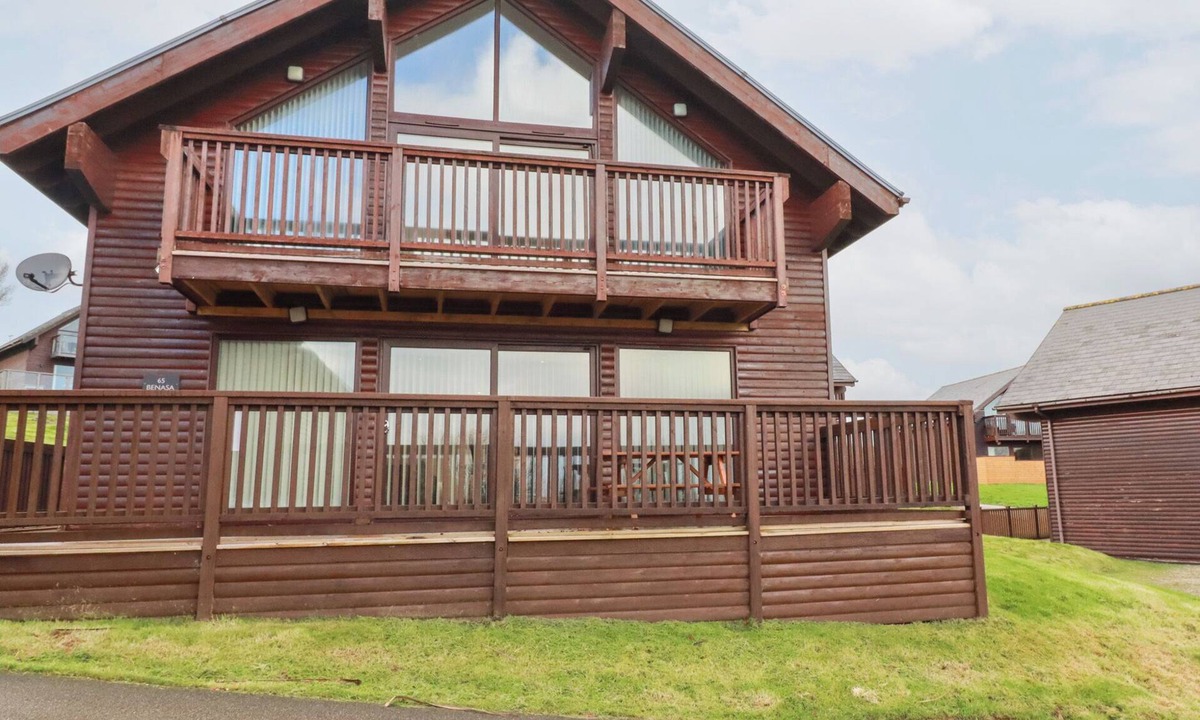 Winnard's Perch Cottage | BENASA LODGE, family friendly, with a garden in St Columb Major