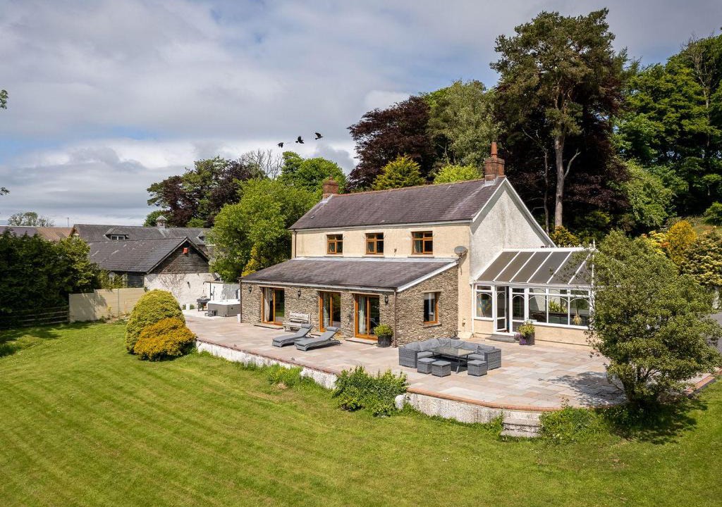 Newcastle Emlyn House | Blaenachddu
