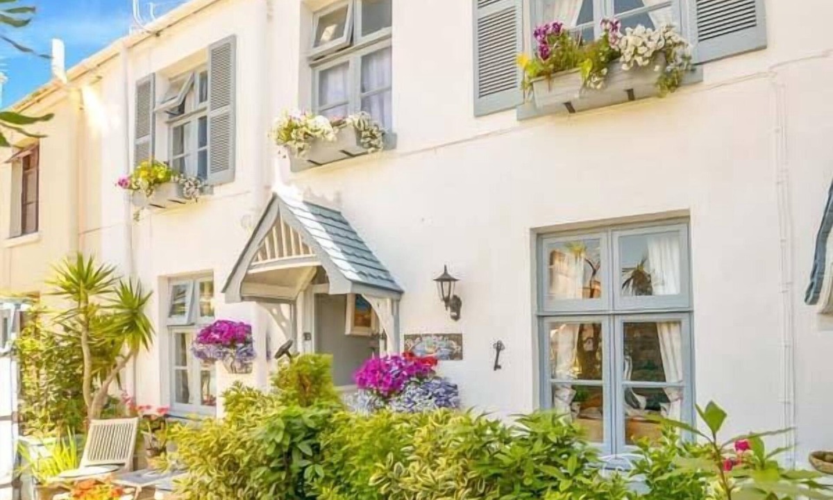 Torquay City Centre Cottage | BLUE HARBOUR COTTAGE, pet friendly, with a garden in Torquay