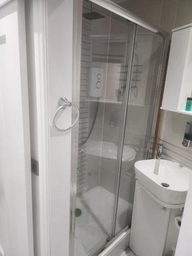 Cradley House | Blue Moon Ensuite