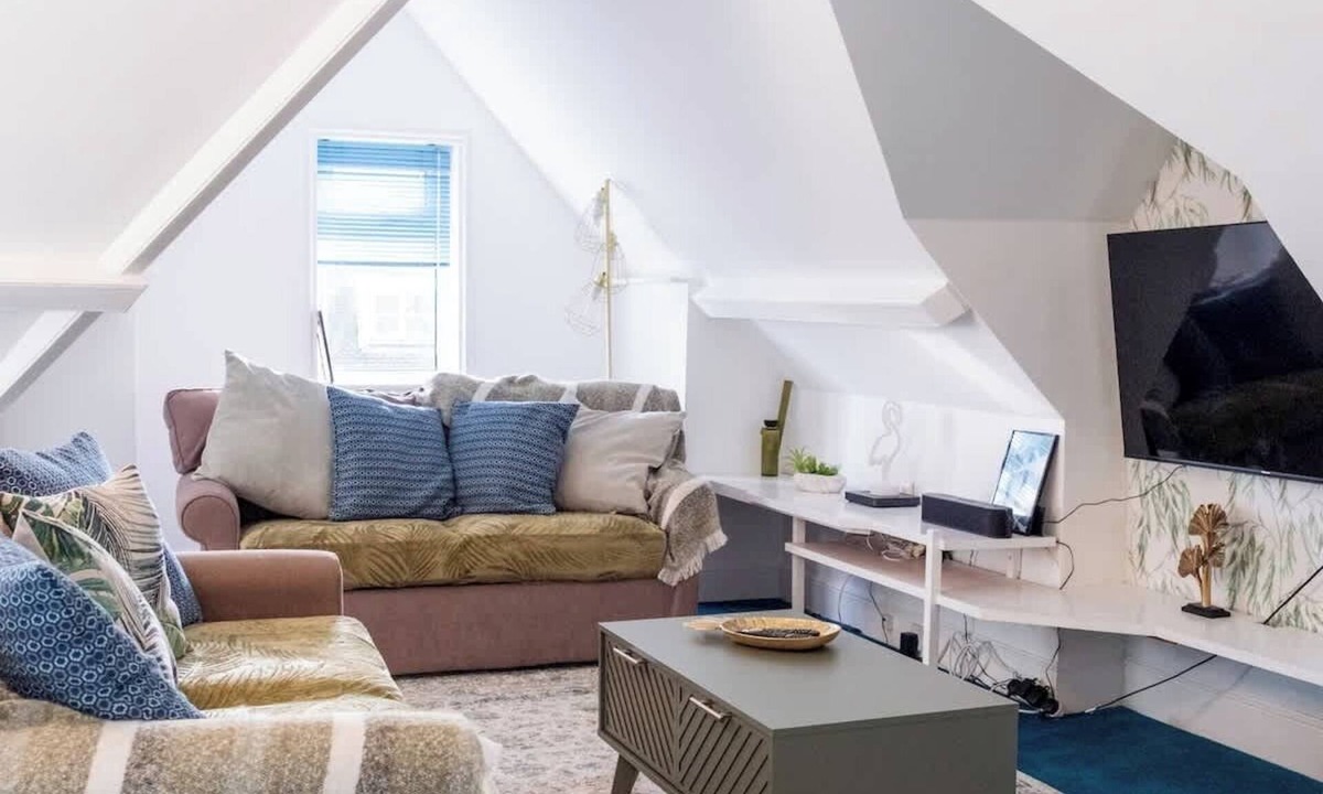 Boscombe Apartment | Boho Flat, Sleeps 8, Near Beach Ideal For Groups