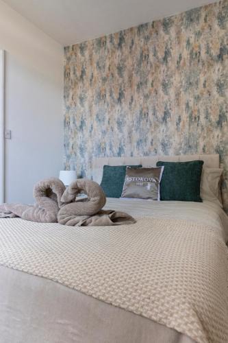 Swindon Apartment | Botanica convenient centre Stay free parking