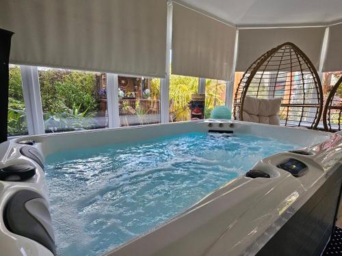 Auchengray House | Braveheart Haven: 4BD Retreat with Hot Tub