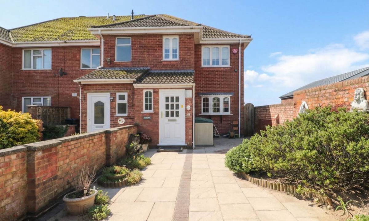 Burnham-on-Sea Cottage | Breaking Waves, Burnham-On-Sea